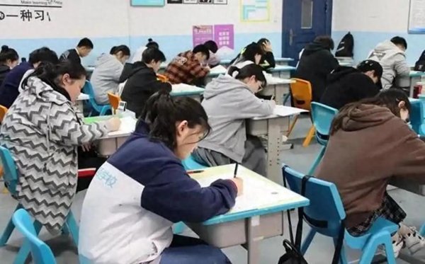 开源策略 初三学生打电话投诉学校补课，教育局回怼：补课自愿，你可以不去