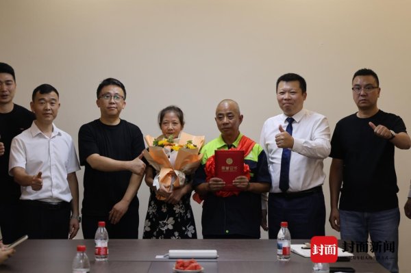 天盈资本 四川眉山绿化工纵身一跃救回落水老人 获“见义勇为”奖励｜看见正能量