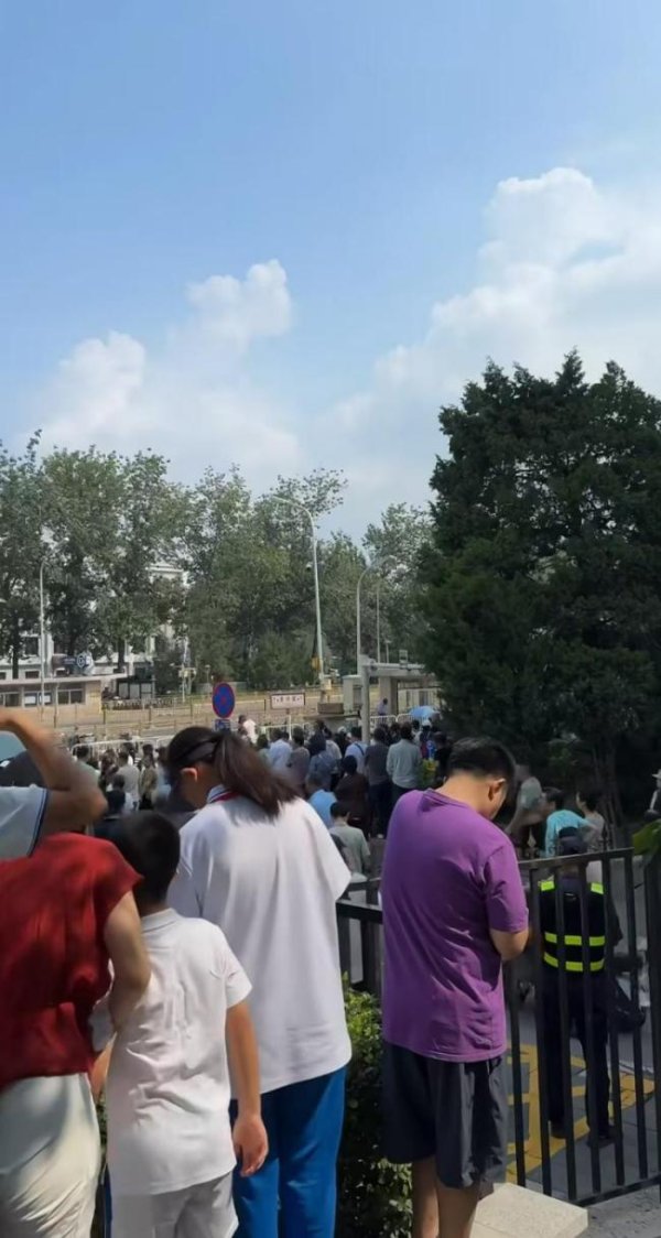 华生证券 埃文凯尔围观阅兵惊叹不断 盛赞中国纪念活动